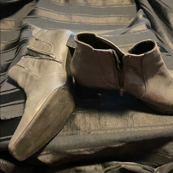 Low heeled gray booties - Picture 5 of 5